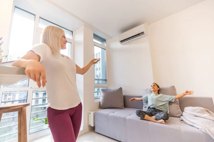 Ar-condicionado split instalado em ambiente residencial